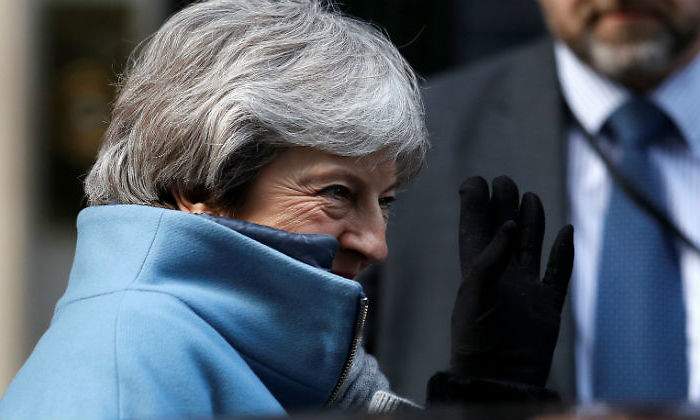 may-abrigo-azul-mano-reuters.jpg
