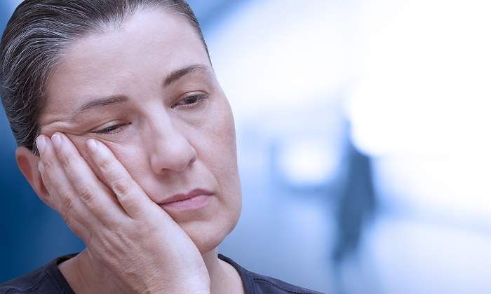covid-persistente-mujer-mediana-edad-fatiga-seis-meses.jpg
