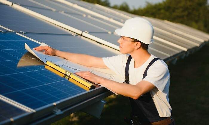 chico-trabajando-en-una-placa-fotovoltaica.jpg
