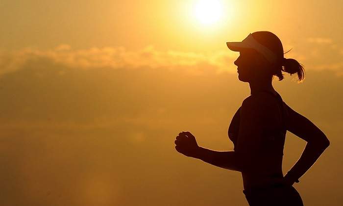 Una-mujer-practicando-deporte