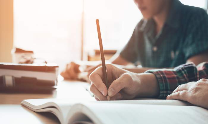 estudiante-escribiendo.jpg