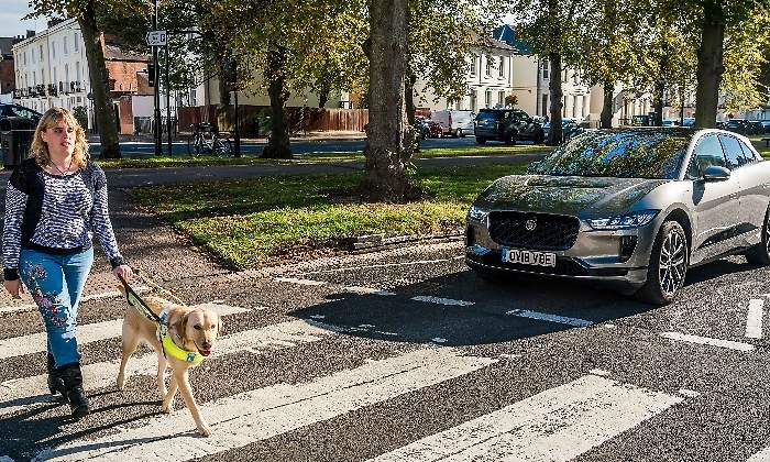 jaguar-i-pace-sonido-peatones.jpg