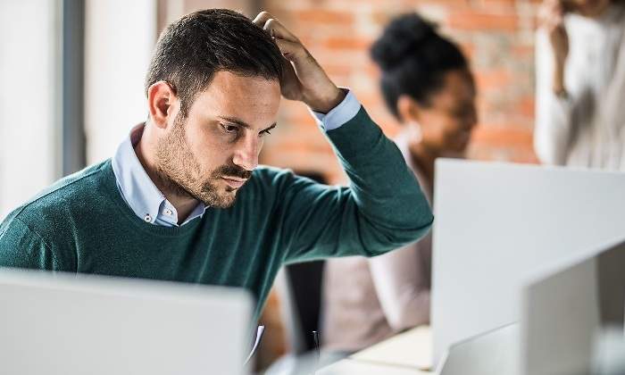trabajador-confuso-confundido-preocupado-getty-770x420.jpg