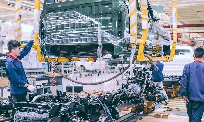 automobile-factory-welding-assemble-line-picture-id1124728743.jpg
