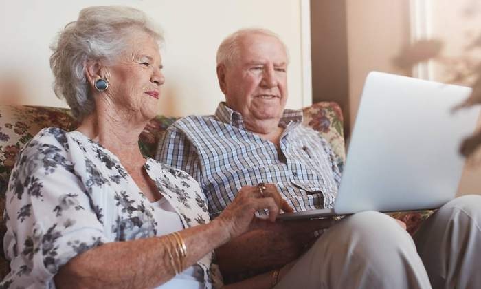 imserso-abuelos-portatil-internet-viajes-alamy.jpg