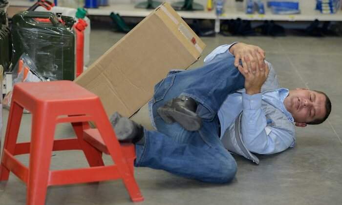 trabajador-accidente-lesion-pierna-770-dreamstime.jpg