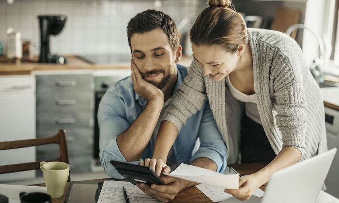 pareja-feliz-calculadora-istock.jpg