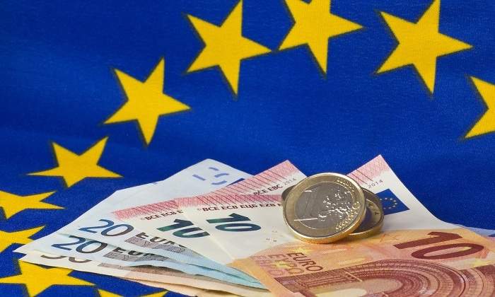 ue-bandera-billetes-dreamstime.jpg