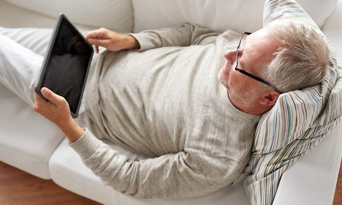 hombre-jubilado-tumbado-tablet-dreamstime.jpg