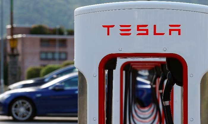 tesla-logo-cargador-reuters.jpg