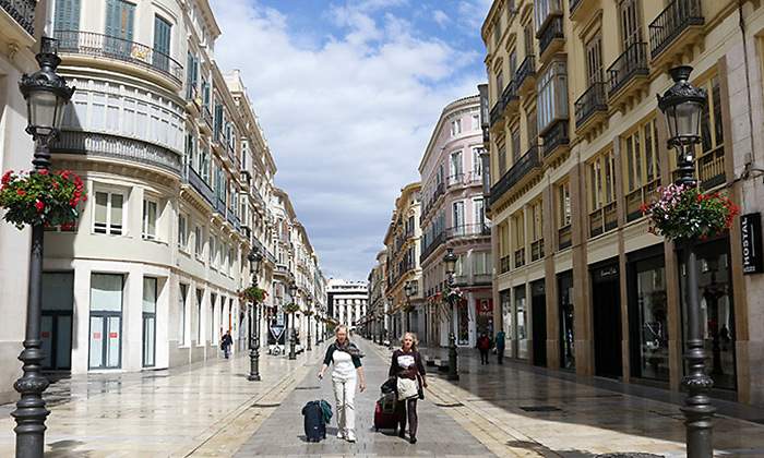 Turistas-paseando-por-una-calle-de-Malaga_Alex-Zea.jpg