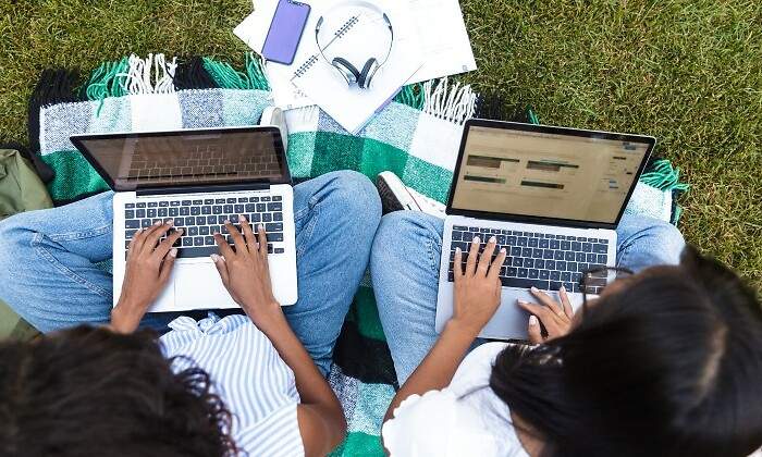 dos-chicas-estudiando-al-aire-libre.jpg