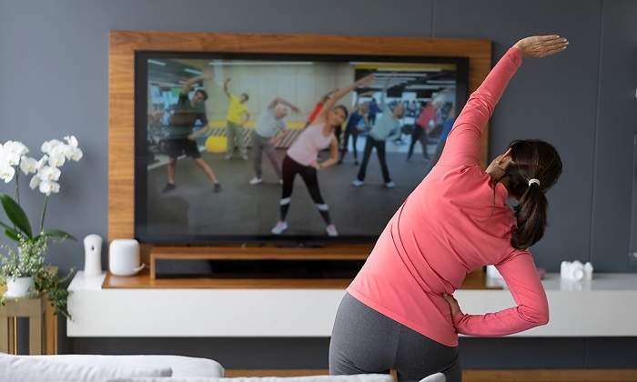 Una-mujer-vieno-ejercicio-fisico-por-la-television-iStock.jpg