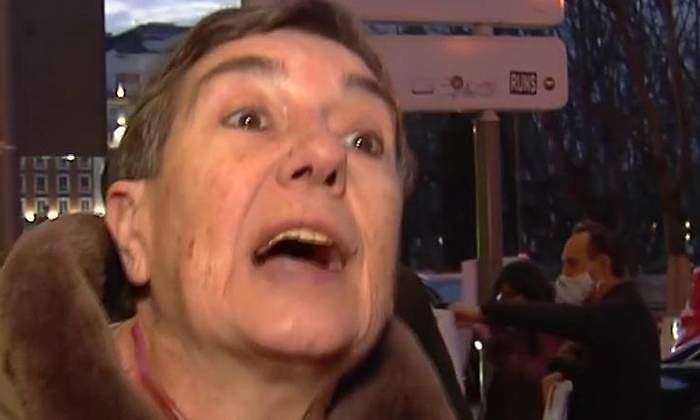 negacionista-escupe-reportero.jpg