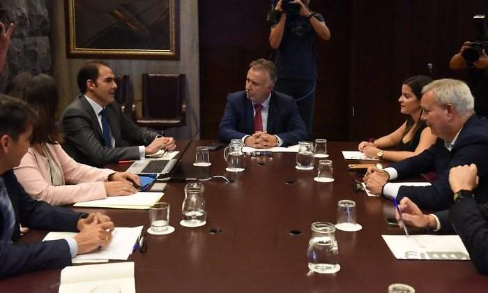 Reunin en Canarias de IAG que tiene en la ZEC sede insular de Vueling
