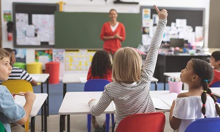 Una-nina-con-el-brazo-levantado-durante-una-clase-iStock.jpg
