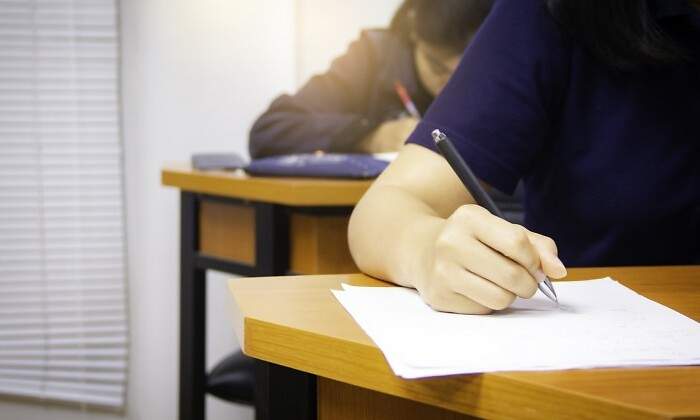 ninas-escribiendo-en-clase.jpg