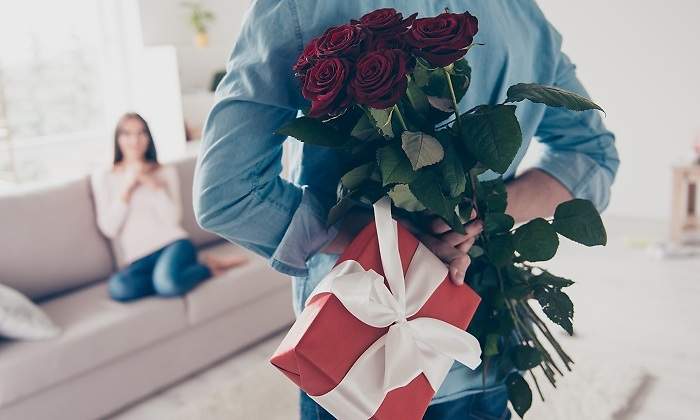 Hombre-con-regalos-iStock.jpg