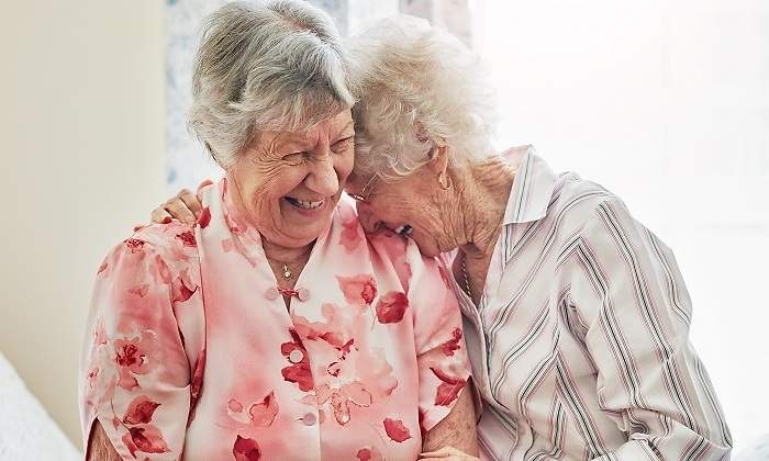 Dos-mujeres-de-tercera-edad-riendose-iStock.jpg