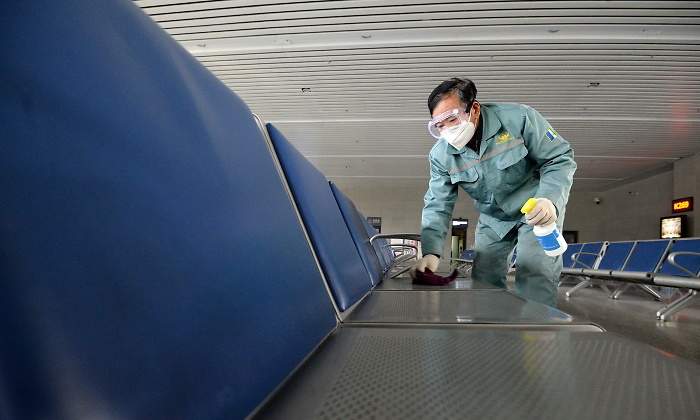hombre-desinfecta-asiento-aeropuerto-hebei-china-getty.jpg