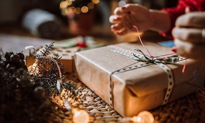 Mujer-envolviendo-regalos-de-Navidad-iStock.jpg