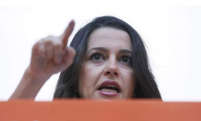 arrimadas-senala-efe.jpg