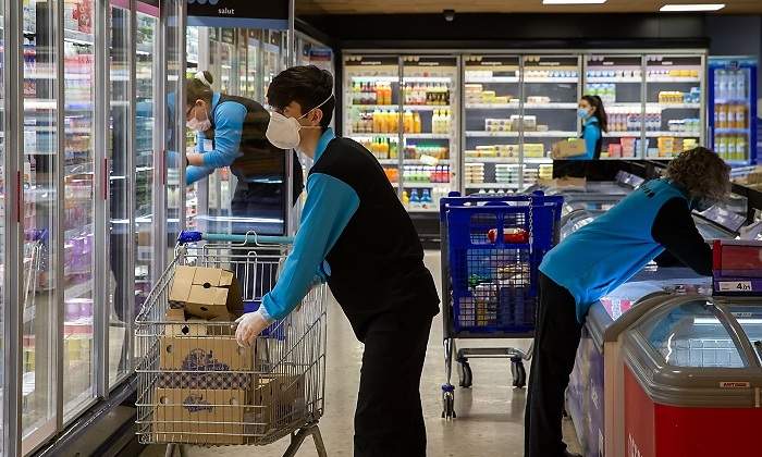 Trabajadores de un supermercado Cabrabo