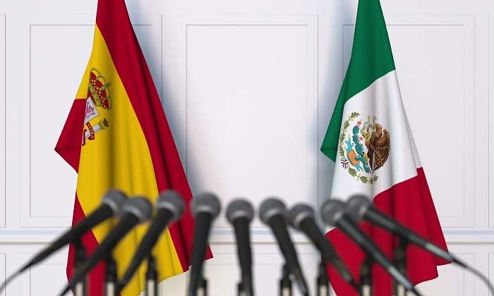 espana-mexico-banderas-microfonos-dreamstime.jpg