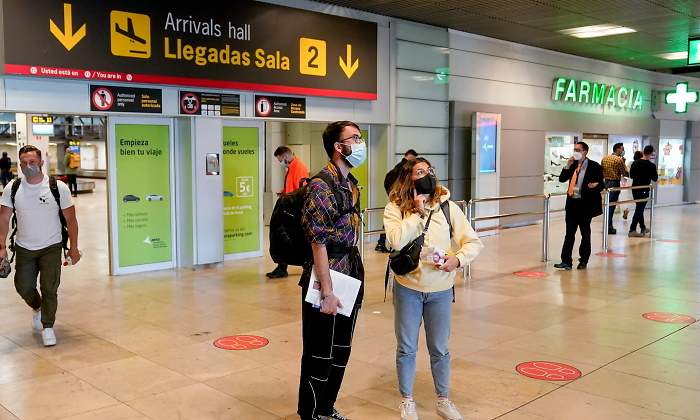 aeropuerto-viajeros-observan-recurso-ep.jpg