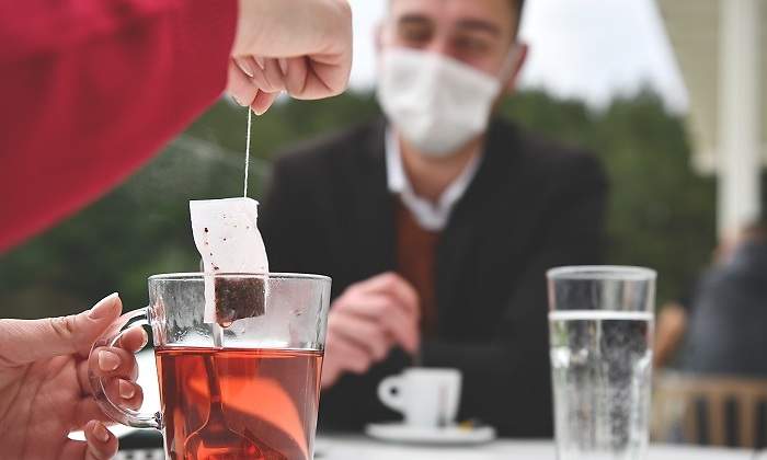 Personas-con-mascarilla-en-una-cafeteria-iStock.jpg