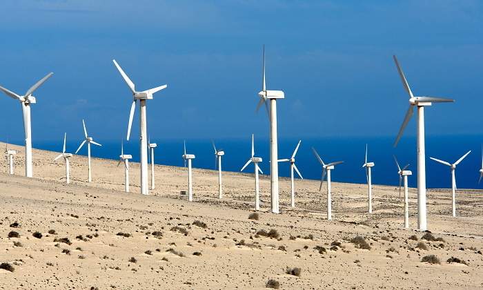 Aerogeneradores desplegados en una superficie rida