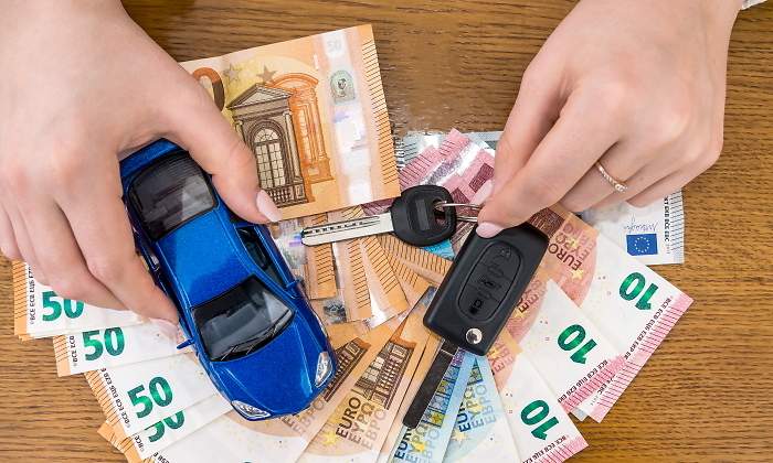cartel-concesionarios-reclamacion-dinero-venta-coches-dreamstime.jpg