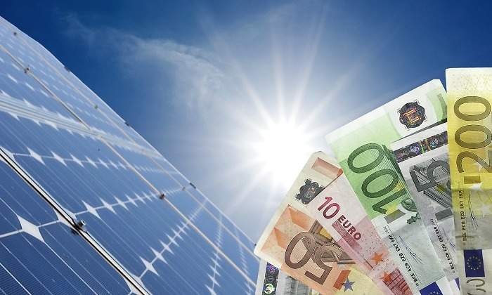 renovables-paneles-euros-dreamstime.jpg