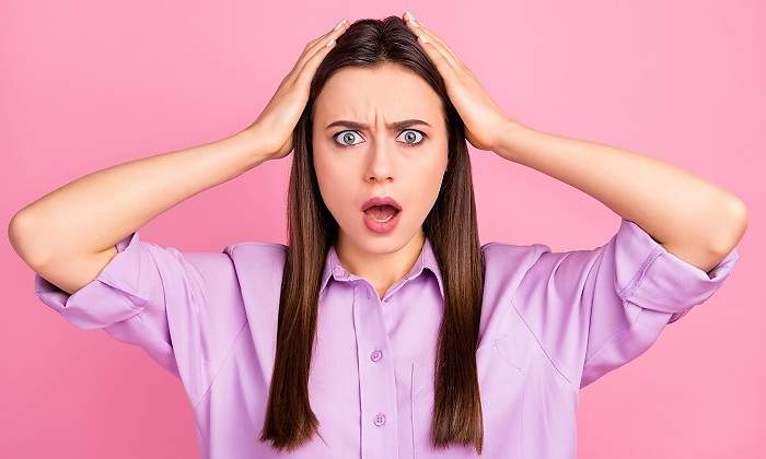 Una-mujer-con-camisa-rosa-con-la--boca-abierta-iStock.jpg