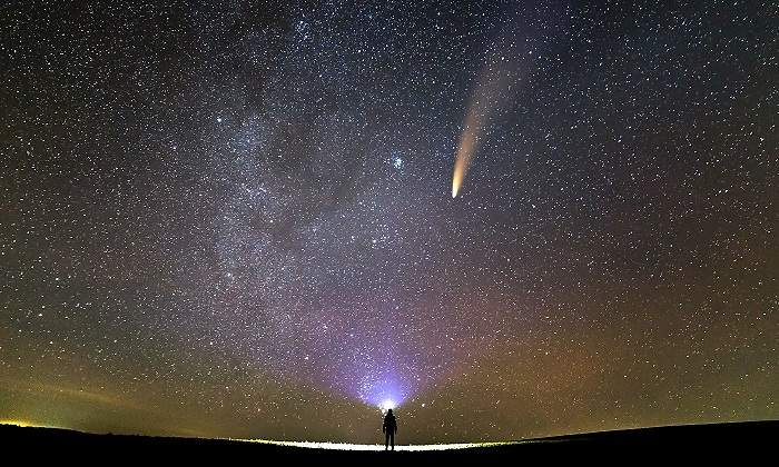Persona-mirando-un-cielo-totalmente-estrellado-iStock.jpg