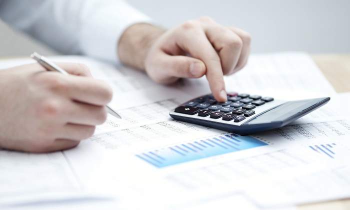 calculadora-cuentas-mesa-grafico-dreamstime.jpg