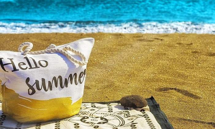 Toalla-y-bolsa-en-la-arena-de-una-playa-iStock.jpg