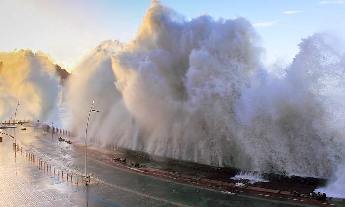 Una-gran-ola-chocando-contra-un-paseo-maritimo-iStock.jpg