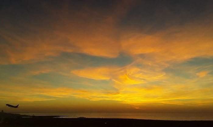 Aeropuerto Csar Manrique de Lanzarote en un amanecer con calima