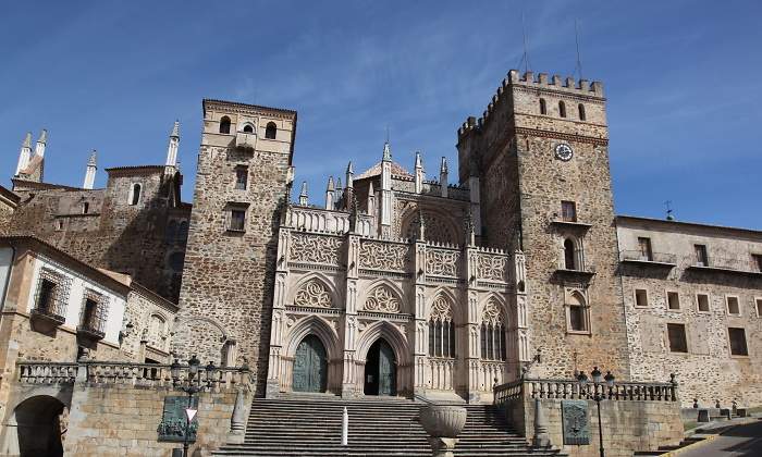 monasterio-santa-maria-guadalupe-caceres-dreamstime.jpg