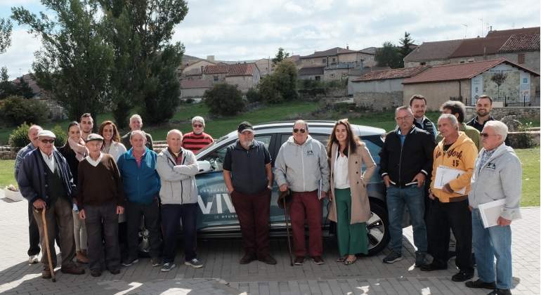 La población de Campisábalos (Guadalajara) posando con el Kona 'carsharing'.