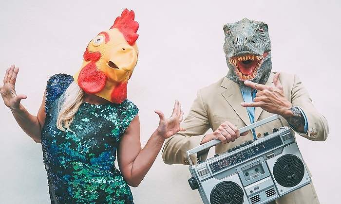 Dos-personas-con-mascaras-sobre-la-cabeza-iStock.jpg