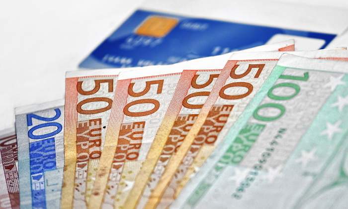 euros-billetes-tarjeta-credito-comision-dreamstime.jpg