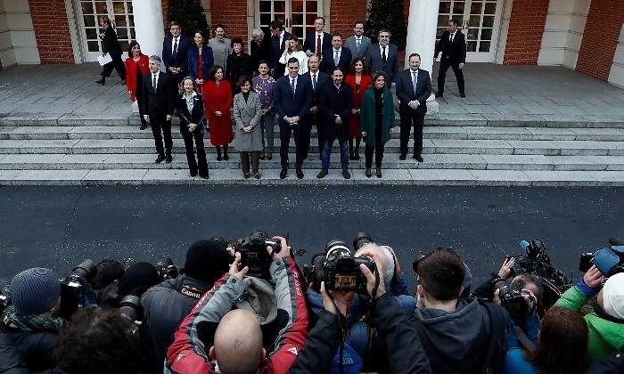 foto-familia-nuevo-gobierno-psoe-unidas-podemos-moncloa-fotografos-14enero2020-770x420-reuters.jpg
