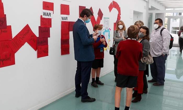 los-alumnos-explican-el-colegio-a-los-participantes-1.jpg