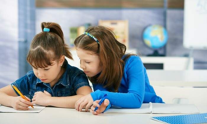 ninas-en-una-escuela-de-primaria-repasando.jpg