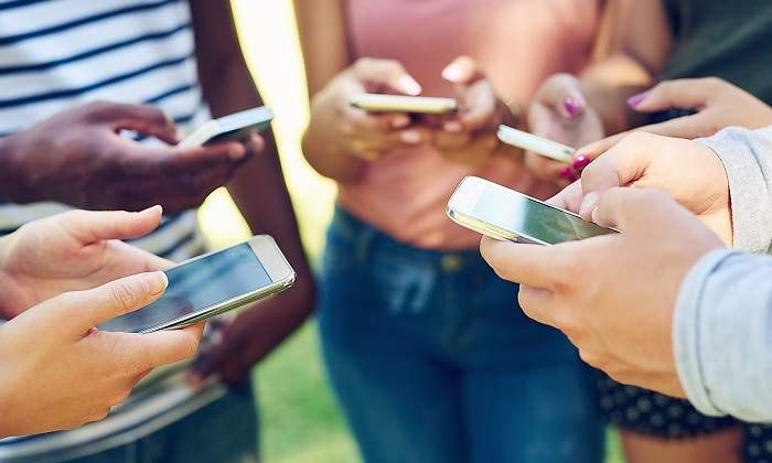 Grupo-de-jovenes-con-el-movil-iStock.jpg