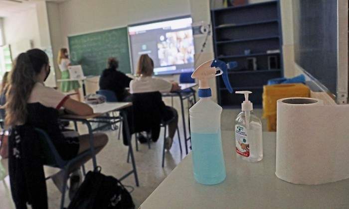 EuropaPress_3323311_productos_desinfectantes_colocados_pupitres_donde_alumnos_atienden_clases.jpg