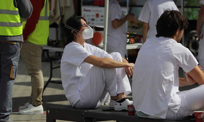 coronavirus-enfermeros-descansando-efe.jpg