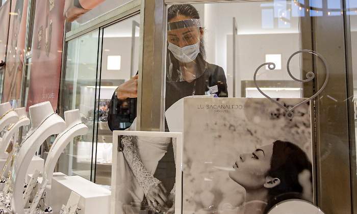 trabajadora-mascarilla-joyeria-xanadu-madrid-coronavirus-pandemia-europa-press-770x420.jpg